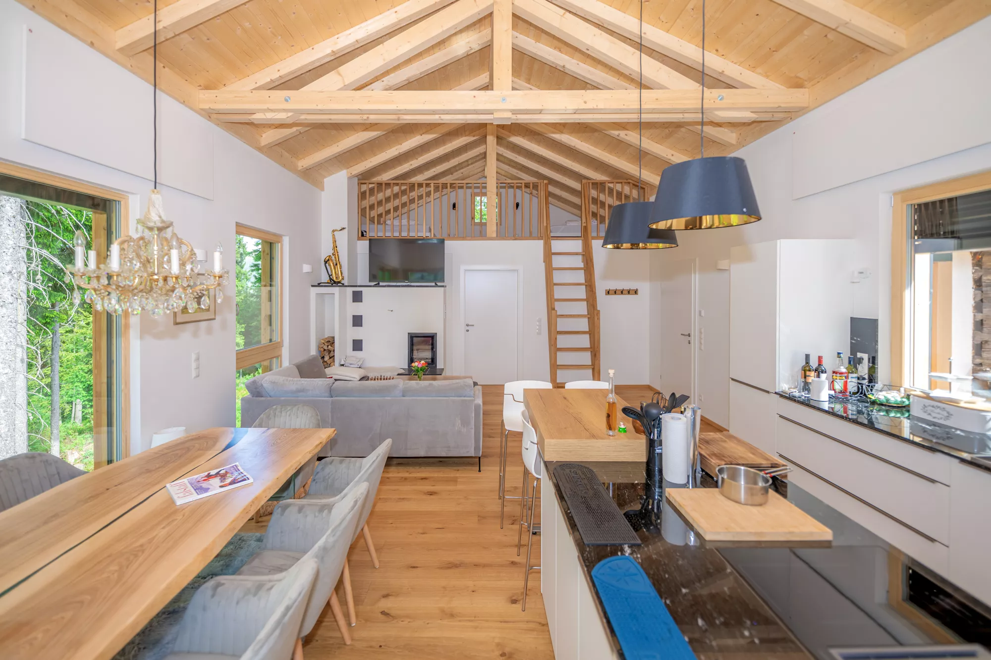 Almchalet Nina - Übersicht Innenraum mit Küche, Esszimmer, Wohnzimmer Almchalet Nina - Übersicht Innenraum mit Küche, Esszimmer, Wohnzimmer