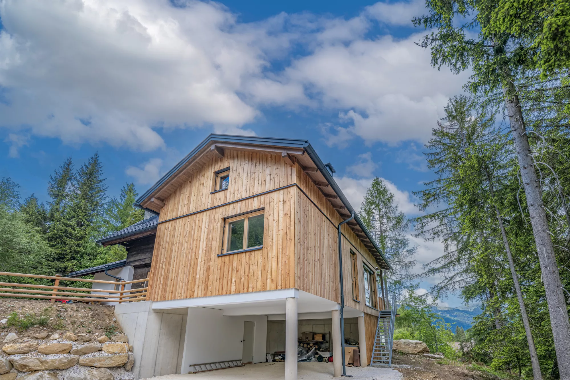 Ansicht außen Almchalet Nina mit Sicht auf Fahrzeugunterstand Ansicht außen Almchalet Nina mit Sicht auf Fahrzeugunterstand