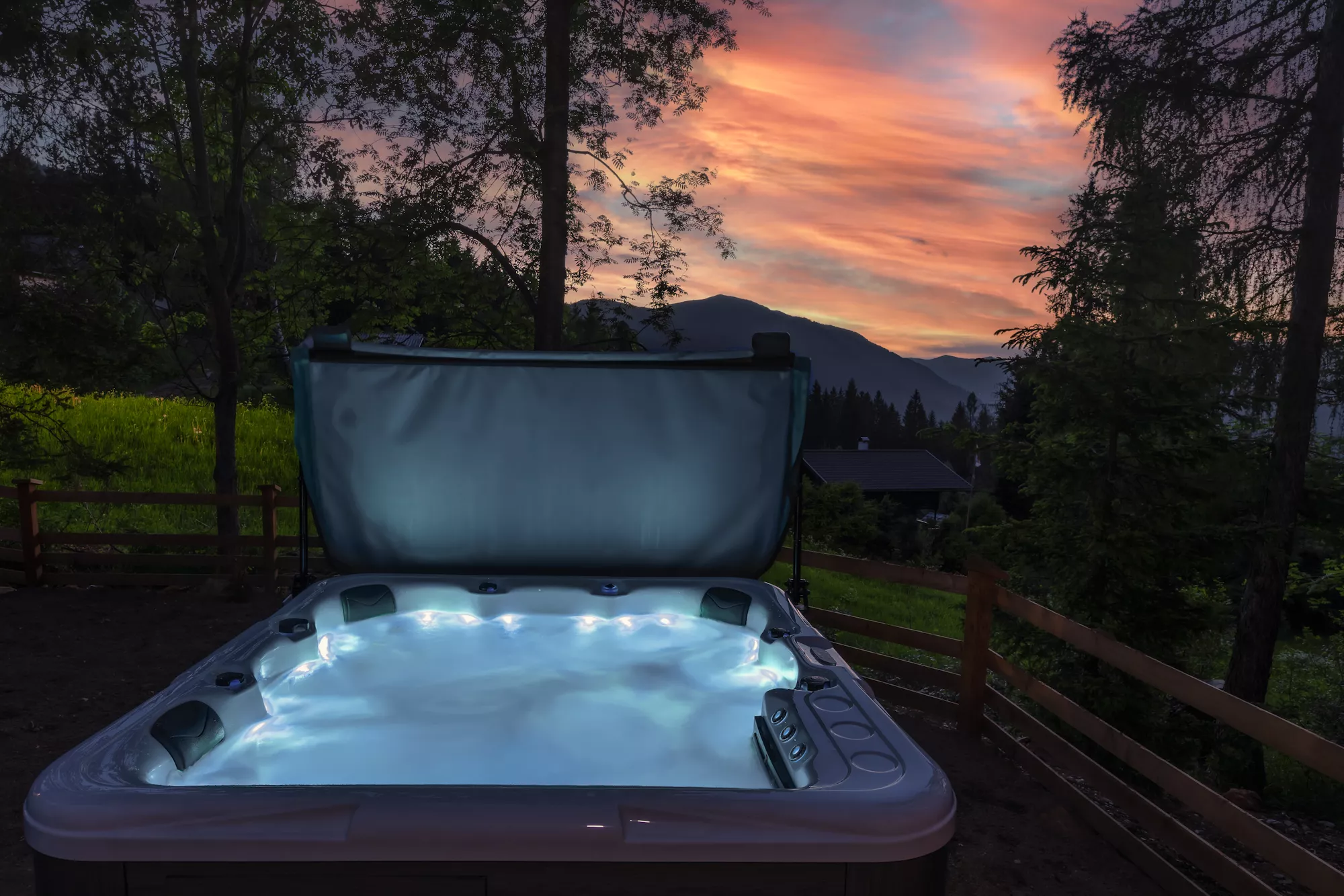Freistehender Whirlpool im Außenbereich vom Almchalet Nina Freistehender Whirlpool im Außenbereich vom Almchalet Nina