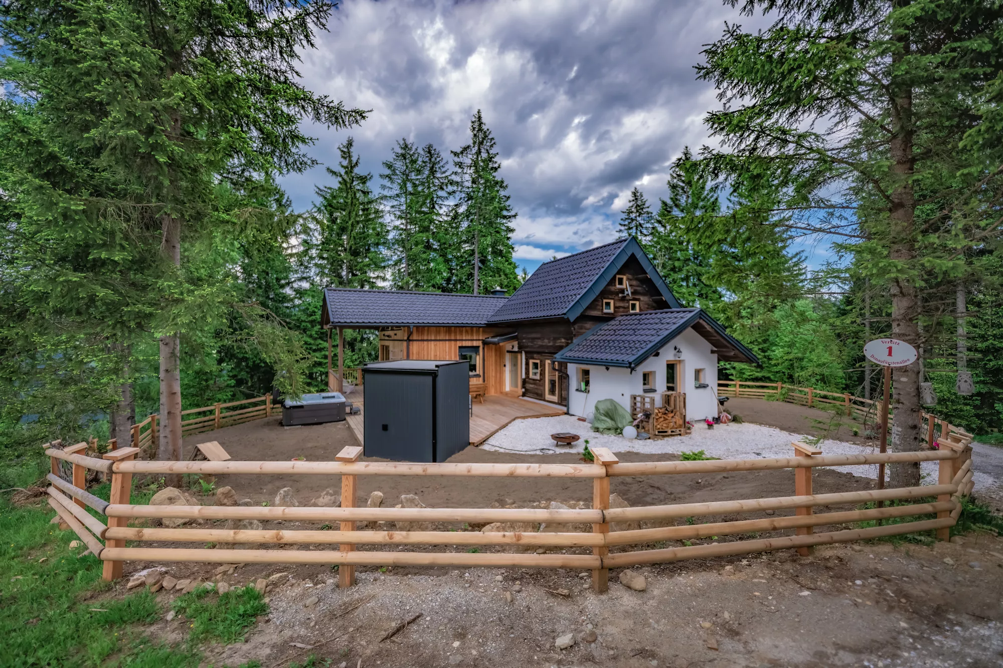 Ansicht von vorne auf Almchalet Nina mit umzäunten Grundstück Ansicht von vorne auf Almchalet Nina mit umzäunten Grundstück